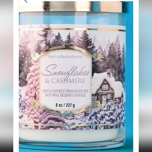 Bath & Body Works Snowflakes & Cashmere Candle - Purple and White
